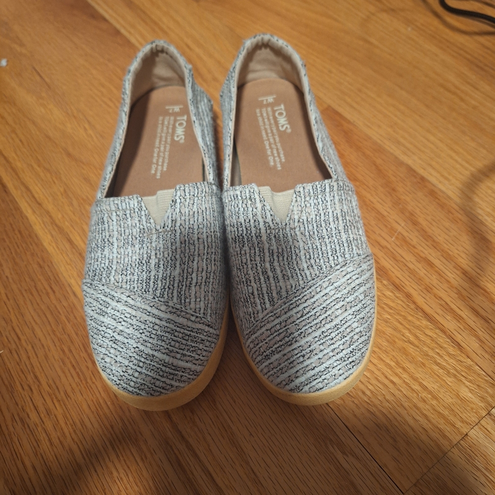 Toms Women's Striped Gray and White Moccasins | Size 7 ● Great Condition